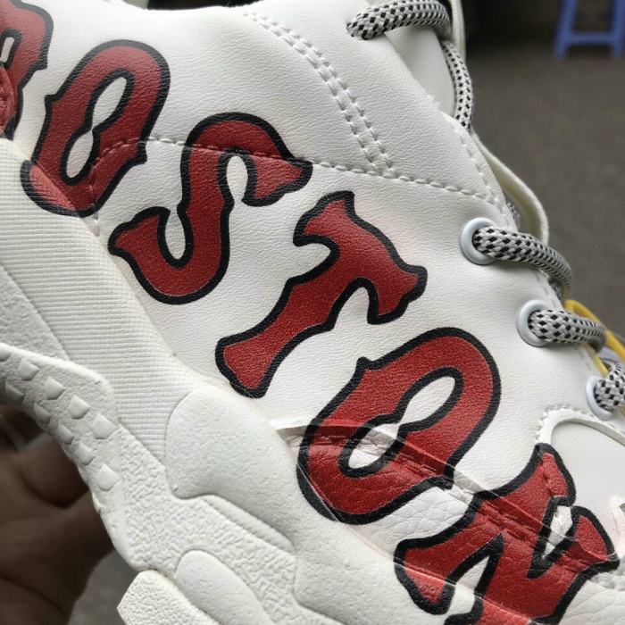 MLB Boston giúp bạn trở thành tâm điểm khi xuất hiện trên phố